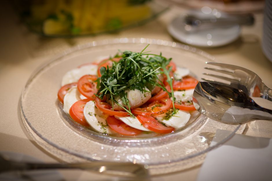 Caprese Salad (Tomato, Mozzarella, Basil) Caprese Salad (Tomato, Mozzarella, Basil) — photo du plat