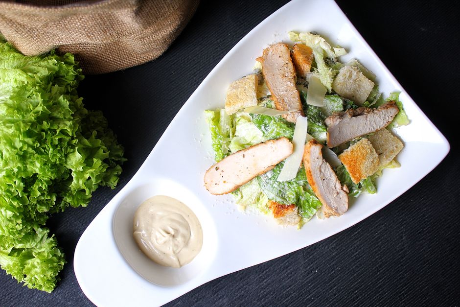 Salade César au poulet Salade César au poulet — photo du plat