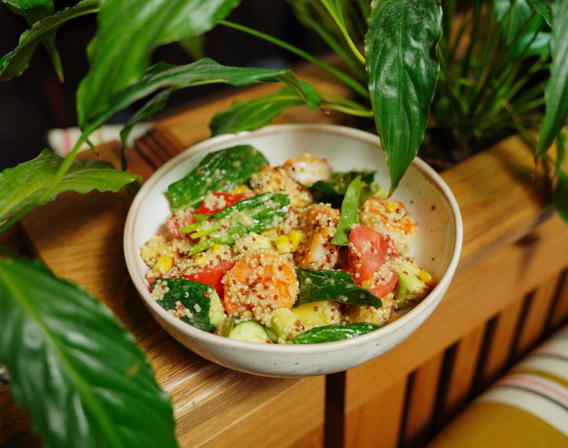 Salade de quinoa, concombre et menthe Salade de quinoa, concombre et menthe — photo du plat
