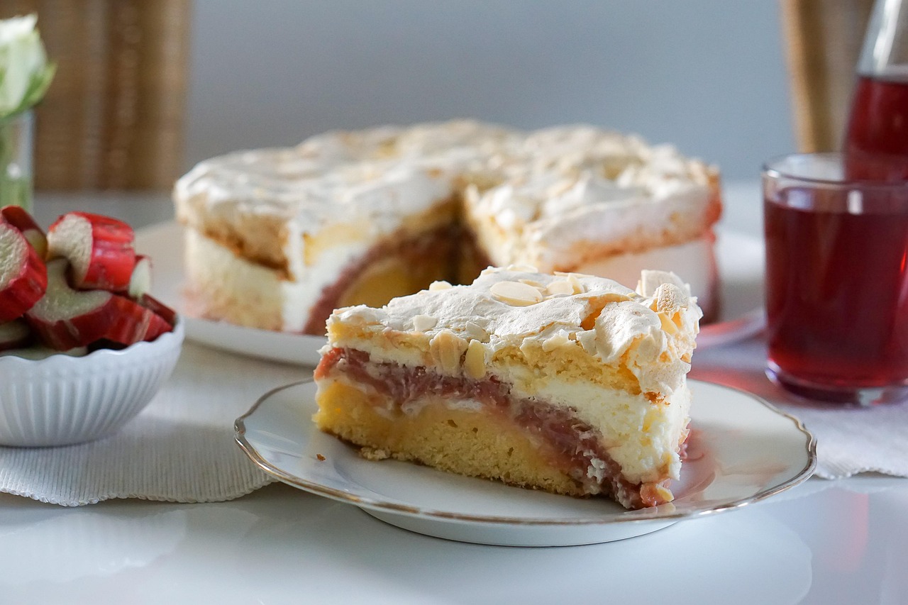 Tarte à la rhubarbe alsacienne meringuée Tarte à la rhubarbe alsacienne meringuée — photo du plat
