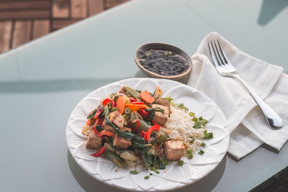 Tofu sauté aux légumes et sésame Tofu sauté aux légumes et sésame — photo du plat